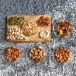 mesa con variedades de frutos secos