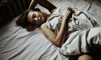 mujer relajada en la cama